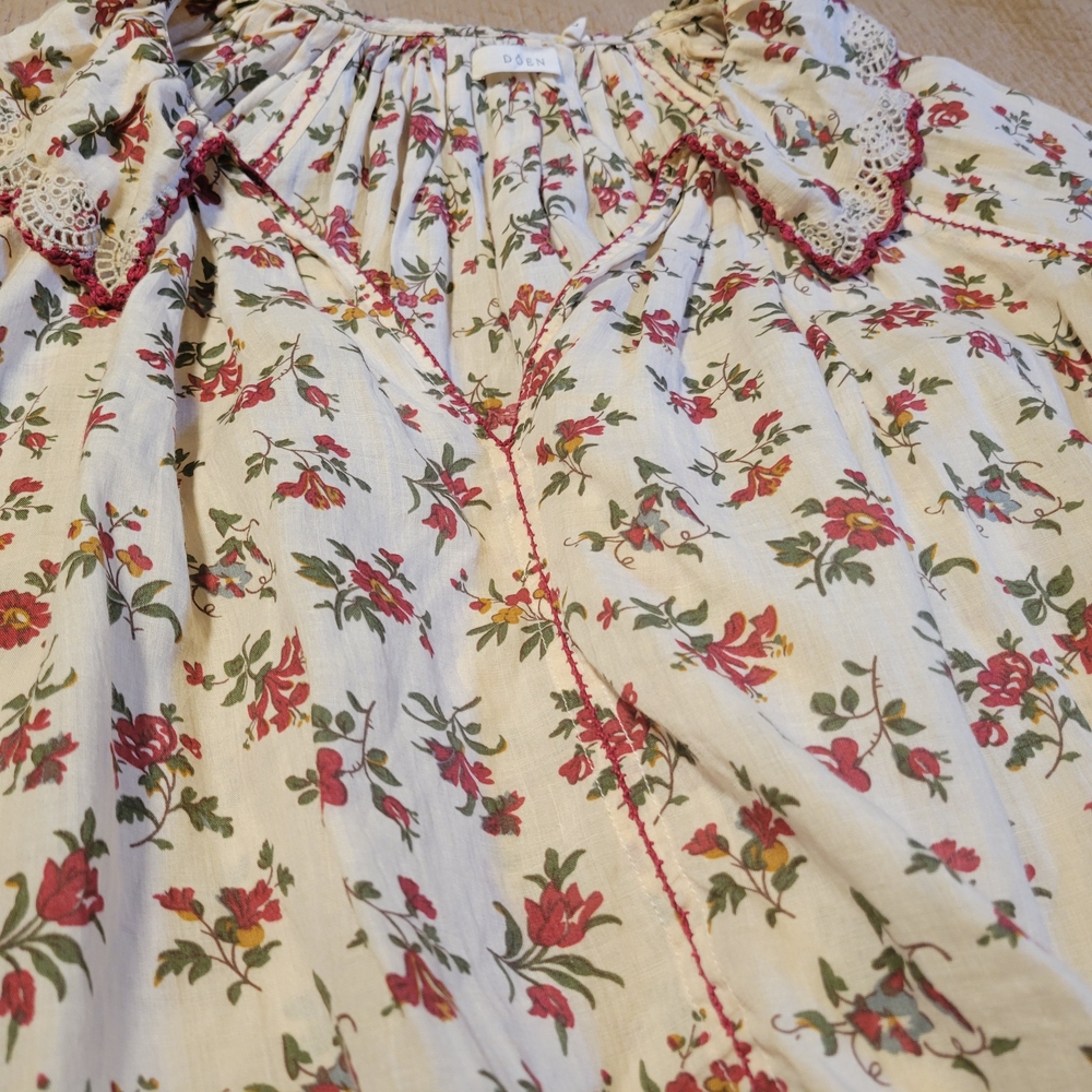 Floral Women's Top with Lace Trim - Picture 2 of 6